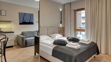 City Apartment | Hypo-allergenic bedding, iron/ironing board, free WiFi