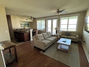 Smart-tv, bordsfotboll och ett bordtennisbord