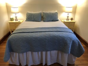 DEMILLE ROOM | Down comforters, memory foam beds, individually decorated - Sawyer's Creek Bed and Breakfast (Algonquin Highlands)