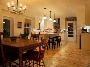 Full-size fridge, microwave, oven, stovetop - Sawyer's Creek Bed and Breakfast (Algonquin Highlands)