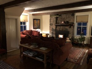 Síkképernyős tévé és kandalló