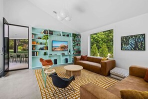 Smart TV, fireplace, offices - Harbor Country Meets Modern- Pool, HotTub, EVChrgr (Harbert)