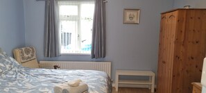 3 bedrooms, iron/ironing board, bed sheets