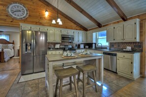 Fridge, microwave, oven, stovetop - Large Cabin Near the town of Blue Ridge! (Blue Ridge)