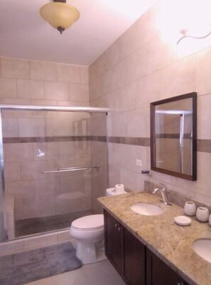 Haartrockner, Handtücher, Seife, Toilettenpapier