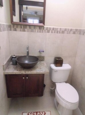 Haartrockner, Handtücher, Seife, Toilettenpapier