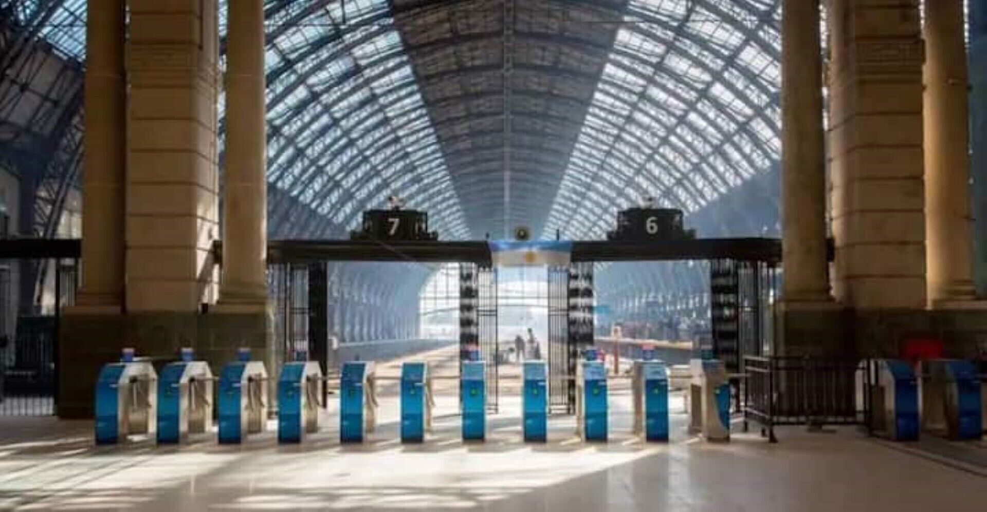 Une gare spacieuse, dotée d’un grand toit en arc et de plusieurs guichets pour l’achat de billets.
