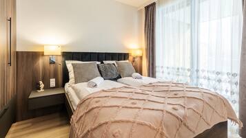 Superior Apartment | Hypo-allergenic bedding, iron/ironing board, free WiFi, bed sheets