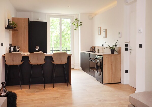 Fridge, microwave, oven, coffee/tea maker