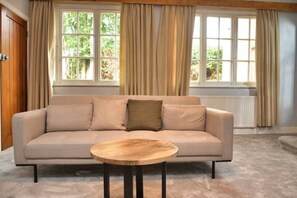 Flat-screen TV - Crondall Stores Flat (farnham)