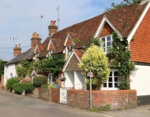 Exterior - Crondall Stores Flat (farnham)