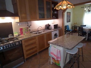 Fridge, microwave, oven, stovetop - West Terrace House - Ocean View (Atalaia)