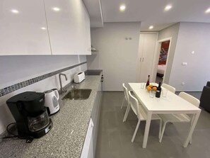 Kühlschrank, Ofen, Herdplatte, Kochgeschirr/Geschirr/Besteck