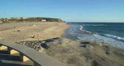 Bright Spacious Apartment with Sea View Balcony – Walk to Beach (8 Guests)