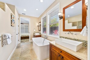 House, 3 Bedrooms | Bathroom | Towels, shampoo