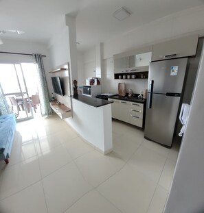 Geladeira, micro-ondas, fogão, liquidificador