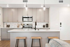 Appart'hôtel, 2 chambres | Cuisine privée | Réfrigérateur, four, cafetière/bouilloire, bouilloire électrique