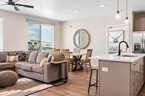 Apartment, 2 Schlafzimmer | Wohnbereich | Smart-TV, Streaming-Dienste