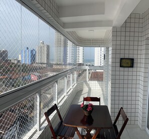 Apartment | Outdoor dining - Excelente Apto com piscina em Praia Grande (Praia Grande)