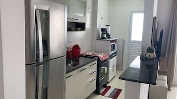 Apartamento | Cozinha privada | Geladeira grande, micro-ondas, liquidificador