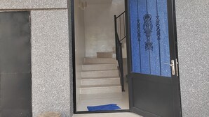 Ein Gebäudeeingang mit einer Treppe zu einer oberen Etage.