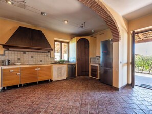 Fridge, microwave, dishwasher, cookware/dishes/utensils
