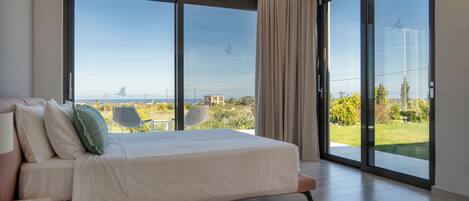 4 bedrooms, in-room safe, desk, iron/ironing board