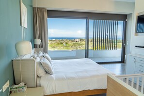 4 quartos, cofres nos quartos, escrivaninha