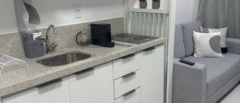 Refrigerador, microondas, placa de cocina, cafetera expreso