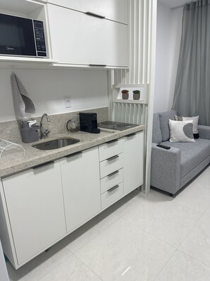 Geladeira, micro-ondas, cooktop, máquina de café expresso