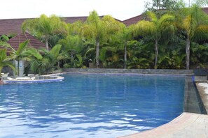 Outdoor pool - Palm Kalash Hotel (Lusaka)