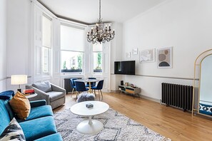 Eenvoudig appartement, Meerdere bedden | Woonruimte | Televisie