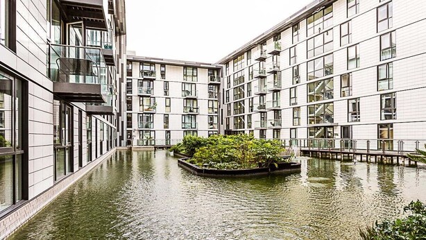 A modern building with a water feature in the center. - City-Close 1-Bed Apartment near Tower Hill (London)