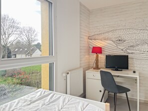 2 makuuhuonetta, työpöytä, silitysrauta/-lauta, vauvan matkasänky