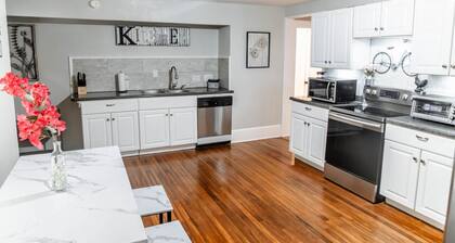 Arcade Adventure! 6-Bedroom Stay near Football Stadium