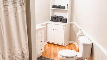 Sèche-cheveux, serviettes fournies