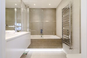 Apartment | Bathroom - Gorgeous Hampstead Flat (London)