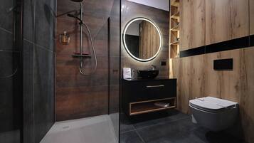 Studiosuite | Badezimmer | Dusche, Haartrockner, Handtücher, Seife