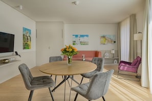 Family Suite | Premium bedding, in-room safe, soundproofing, free cots/infant beds - Elisapart - Apartments am Sommerschloss (Potsdam)