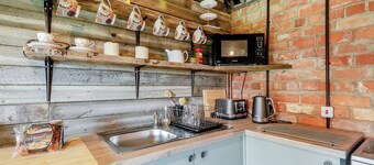 Peaceful Travelers Rest - UK44790