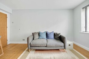 Basic-Apartment, Mehrere Betten | Wohnbereich | Fernseher
