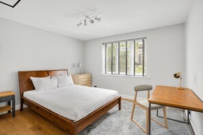 Leilighet – basic, flere senger | 2 soverom, skrivebord, skrivebord for bærbar PC og strykejern/-brett