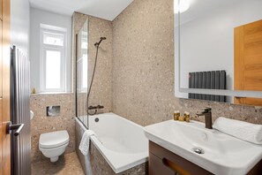 Basic-Apartment, Mehrere Betten | Badezimmer | Handtücher