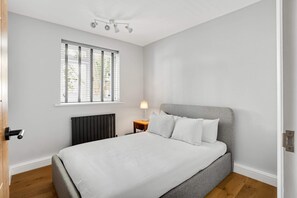 Basic-Apartment, Mehrere Betten | 2 Schlafzimmer, Schreibtisch, laptopgeeigneter Arbeitsplatz