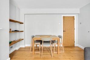 Basic-Apartment, Mehrere Betten | Speisen