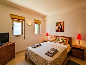 4 bedrooms, iron/ironing board, free WiFi, bed sheets