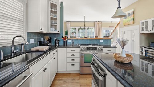 High end Townhouse 5 minutes to Ski Resort, Rec Path Breweries & Center of Stowe