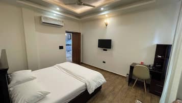 6 bedrooms, iron/ironing board, WiFi, bed sheets