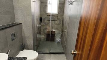 SĂšche-cheveux, serviettes fournies, savon, papier toilette