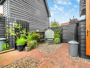 Property grounds - 2 bedroom accommodation in Burgate, near Diss (Burgate, near Diss)